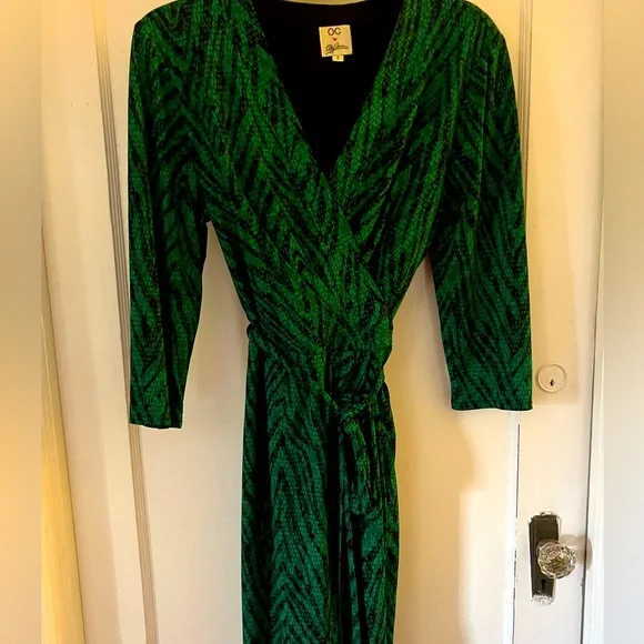 Beautiful wrap dress in green and black pattern, zipper on the side. - Picture 1 of 2